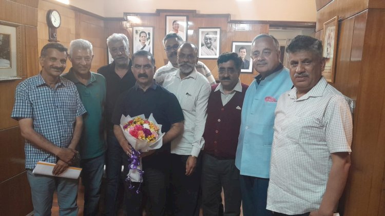 एचपी ट्रेड आर्टिकल (लाइसेंसिंग और कंट्रोल) आदेश 1981 को हटाने की मांग ..... मुख्यमंत्री से शिमला व्यापार मण्डल के प्रतिनिधि मंडल ने भेंट की.......