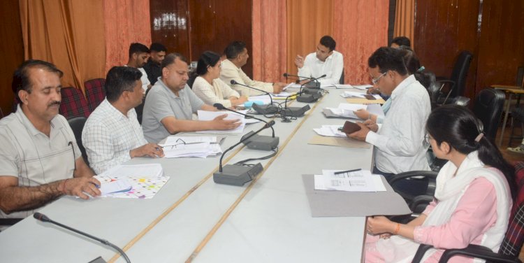 कुल्लू  राजस्व अधिकारियों  व खण्ड विकास अधिकारियों की बैठक.....   डीसी    की अध्यक्षता ....  निर्धारित लक्ष्यों को समय पर पूरा करने के दिये निर्देश।