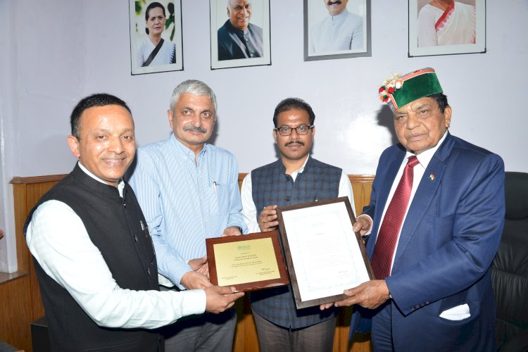 स्वास्थ्य एवं परिवार कल्याण मंत्री को सौंपा....... विश्व तम्बाकू नियंत्रण  के लिए प्रदत अवार्ड.....