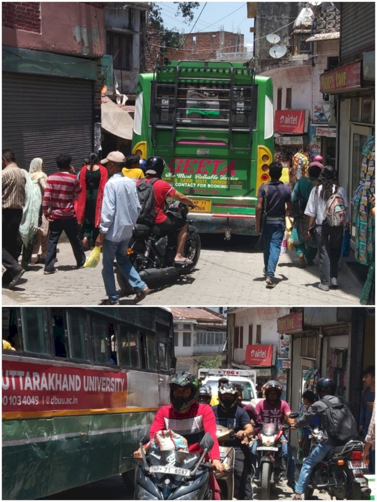 राह चलती सवारियों को आवाजें लगाकर बुला रहे है परिचालक...... निजी बसें लगा रही है .........शहर के प्रमुख मार्ग पर जगह-जगह जाम
