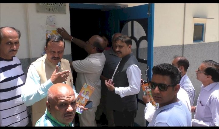 जनसंपर्क अभियान के तहत नाहन पहुंचे सांसद सुरेश कश्यप....... शहर में प्रबुद्ध जनों से की मुलाकात... बोले ऐतिहासिक रहा केंद्र का कार्यकाल.....