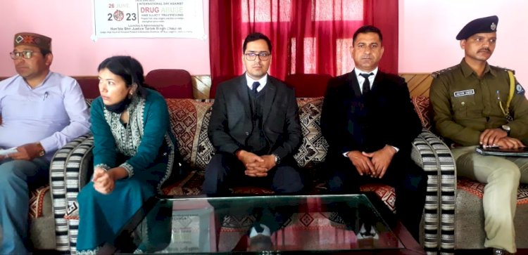 कानून व संस्कार एक ही सिक्के के दो पहलू .... मुख्य न्यायिक दंडाधिकारी विक्रांत कौशल ......नशीली दवाओं के दुरुपयोग के खिलाफ ....... गोंदला में ग्रामीणों को किया जागरूक.....|
