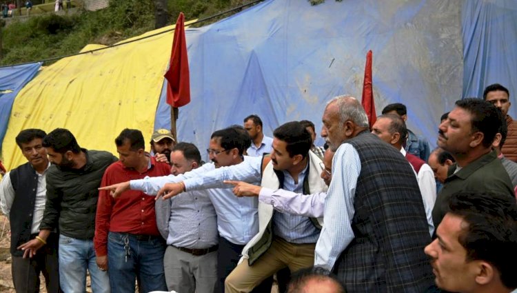 वैली ब्रिज के माध्यम से एनएच-5 को एक सप्ताह के भीतर किया जायेगा बहाल - विक्रमादित्य सिंह.............. लोक निर्माण मंत्री ने मौके पर जाकर लिया बाधित मार्ग का जायजा,.......