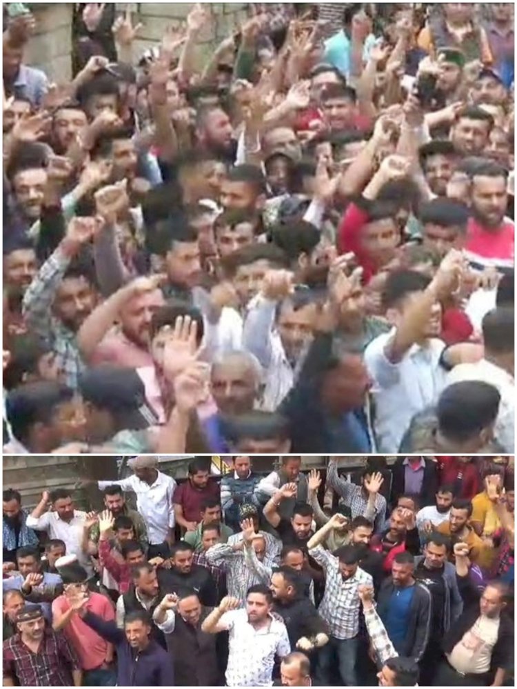 सड़कों पर उतरे सिरमौर के सैंकड़ों लोग, डीसी ऑफिस के बाहर धरना ....लड़ाई अब सिरमौर और शिमला की टैक्सी यूनियन के बीच .....