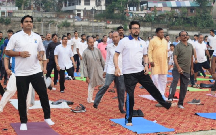 केंद्रीय सूचना एवं प्रसारण, युवा मामले एवं खेल मंत्री अनुराग सिंह ठाकुर ने भी किया योगाभ्यास.............. अणु के सिंथेटिक ट्रैक ग्राउंड में आयोजित किया गया योगाभ्यास सत्र....