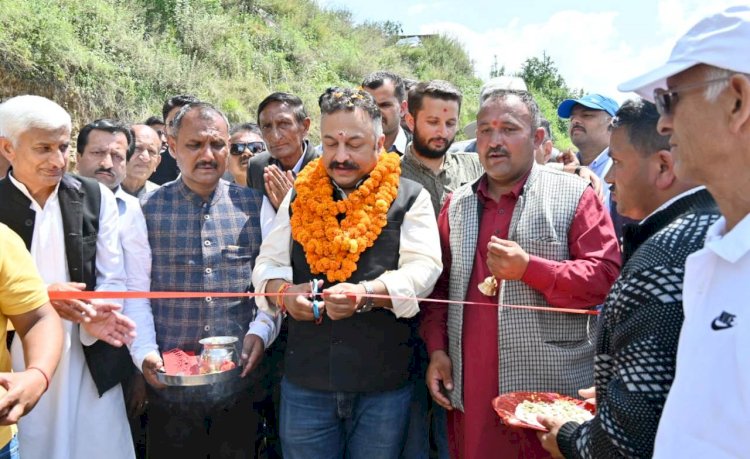 शिक्षा मंत्री ने .......किया संपर्क मार्ग धापली कैंची से सैंज खड्ड का लोकार्पण........