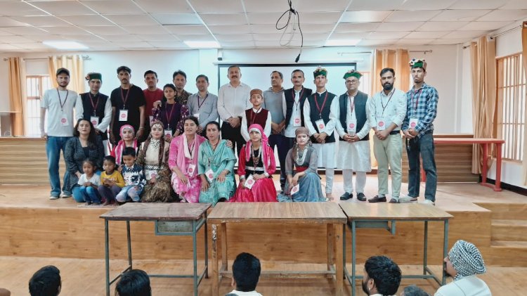 सूचना एवं जनसम्पर्क के कलाकारों ने जेल कैदियों को नशे से दूर रहने के प्रति किया जागरूक