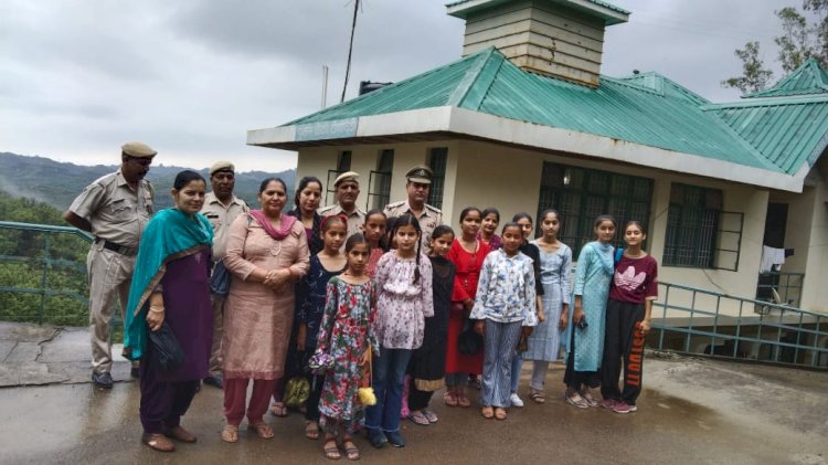 किशोरियों को दिखाया बैंक, पुलिस चौकी और फल विधायन केंद्र