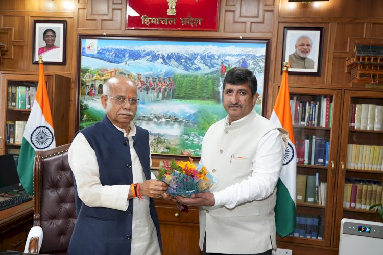 राज्यपाल शिव प्रताप शुक्ल से.....  कुलपति डॉ. एच.के. चौधरी ने शिष्टाचार भेंट की....