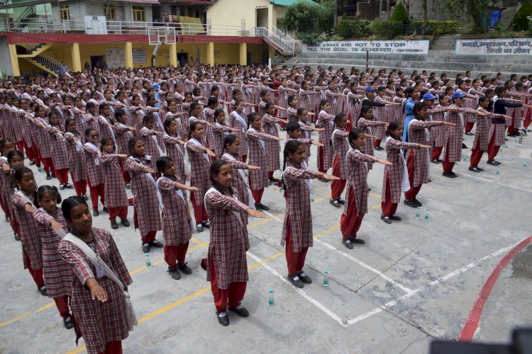 मानवी ने छात्राओं को नशा न करने की शपथ दिलाई...... गर्ल्स स्कूल सुल्तानपुर में कन्याओं को किया जागरूक ......