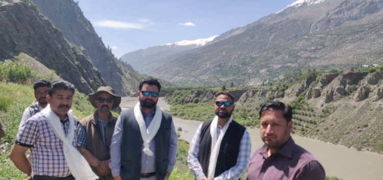लाहौल की जोबरंग पंचायत में चंद्रभागा नदी के जल से खेतों को हुए नुकसान का प्रशासन ने जायजा.......प्रभावित परिवारों को वैकल्पिक कृषि भूमि उपलब्ध करवाने के लिए औपचारिकता जल्द पूर्ण करें अधिकारी   विधायक रवि ठाकुर
