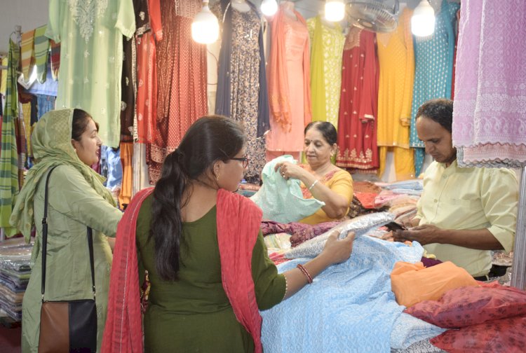 शॉपिंग फेस्टिवल में फुलकारी सूट और जयपुरी कुर्ती की धूम...... खानपान और मनोरंजन की भी मिल फुल वैरायटी......