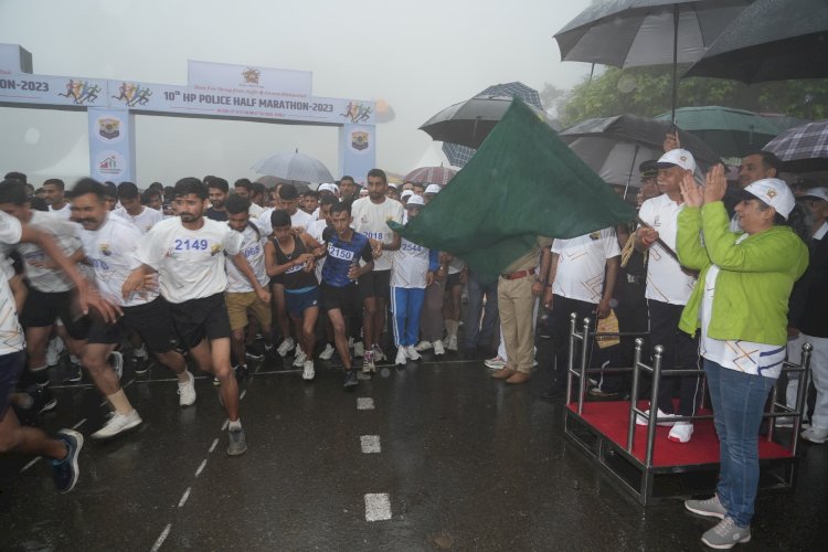 राज्यपाल ने 10वीं हिमाचल प्रदेश पुलिस हाफ मैराथन को हरी झंडी दिखाकर रवाना किया