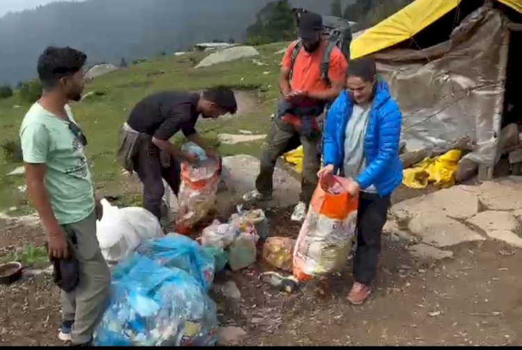 चूड़धार में प्लास्टिक कचरा के ढेरों से आहत हुई..... पर्वतारोही बलजीत कौर.....बलजीत की टीम ने करीब 35 किलो कचरा एकत्र किया.....