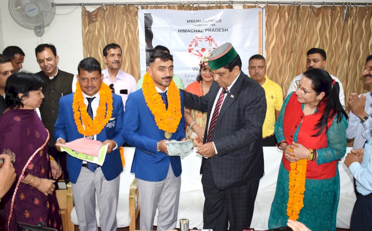 शांडिल ने.... बास्केटबाल खिलाड़ी अवनीश को किया सम्मानित....