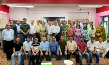 महाविद्यालय पूर्व छात्र संघ की आम सभा ...... प्रो अमर सिंह चौहान ने संघ को दिए एक लाख ........