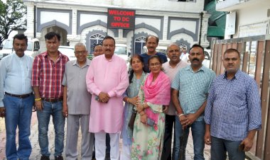 4 दिनों से पानी की समस्या से जूझ रहा है शहर.. शहर को फीड करने वाली पीने के पानी की तीनों योजनाएं ठप......समस्या को लेकर बीजेपी ने उपायुक्त को सौंपा ज्ञापन...