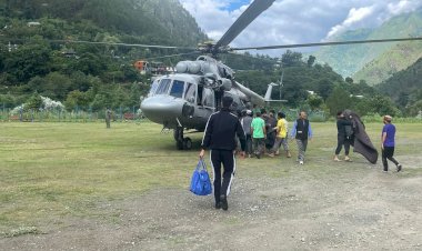 हैलीकॉप्टर के माध्यम से सैंज भेजा राशन एवं राहत सामग्री जिला प्रशासन ने