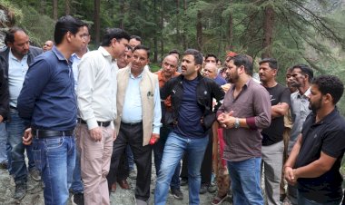 मंत्री विक्रमादित्य सिंह ने किया आपदा प्रभावित मनीकरण और सैंज घाटी का दौरा......सांसद प्रतिभा सिंह सहित अन्य अधिकारी कर्मचारी रहे मौजूद...