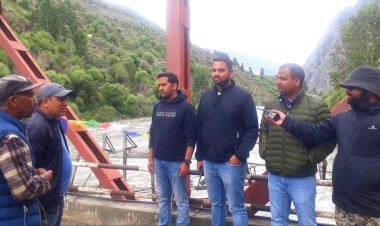 जोबरंग पुल का मुआयना......उपायुक्त लाहौल स्पीति राहुल कुमार ने   कहा पुल अभी सुरक्षित है खतरे की कोई बात नहीं है, ग्रामीण भयभीत ना हो .....