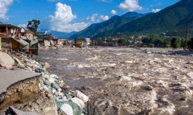 कुल्लू में दो स्थानों पर बादल फटने से .....एक की मौत,दो घायल, कई गाड़ियां बही .....
