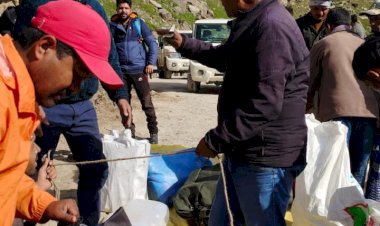 दो से तीन हजार के करीब भेड़ बकरियां ऊंची चारागाहों में फंसी ......60 से 70 भेड़ पालकों भी ......इनकी संख्या अधिक भी हो सकती है........ बातल, चंद्रताल कीओर फंसे भेड़ पालकों के रेस्क्यू के लिए टीम रवाना.......