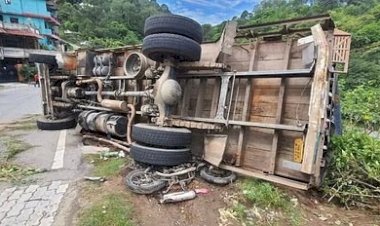 नेशनल हाईवे  पर पलटा चावल से लोड ट्रक दो कारें व एक बाइक आए चपेट में