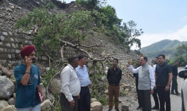 भारी वर्षा से हुए नुकसान का जायजा लेने शिलाई विस के गांवों में पहुंचे उद्योग मंत्री......  लोगों से मिले, उनकी समस्याएं सुनी और राहत का दिया भरोसा.......