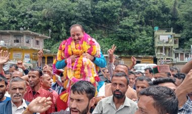 हाटी समुदाय को जनजातीय बिल पास होने के बाद पूरे गिरिपार क्षेत्र में खुशी का माहौल...... पूर्व विधायक बलदेव तोमर के  शिलाई  पहुंचने पर गर्मजोशी से स्वागत किया .....