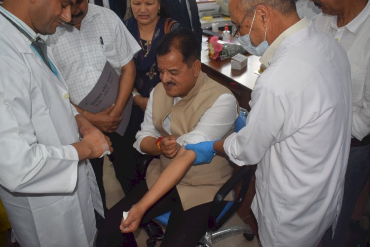 क्षेत्रीय अस्पताल कुल्लू को अत्याधुनिक रक्त जांच मशीन की सौगात...... हिमाचल प्रदेश के क्षेत्रीय अस्पतालों में एकमात्र अस्पताल में उपलब्ध हुई सुविधा .....