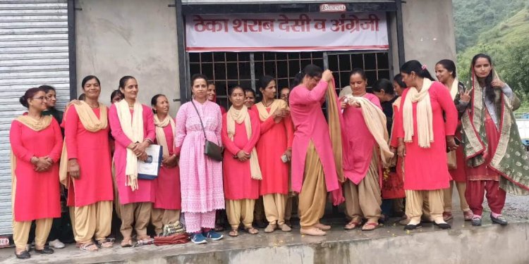 डुब्लु में शराब के ठेके के विरोध में महिलाओं ने खोला मोर्चा.......शराब ठेका खोलने बारे कोई सहमति नहीं ली गई .....