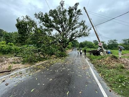 चक्की पुल यातायात के लिए बंद, कालीनाथ कालेश्वर मंदिर करवाया खाली....... आंगनबाड़ी केंद्र, सभी शैक्षणिक संस्थानों सोमवार को रहेगा अवकाश......