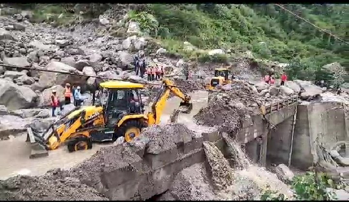 किन्नौर के सांगला में 30 पर्यटक,छितकुल,रक्छम में लगभग 150 पर्यटक सुरक्षित..... कारा गांव के नजदीक 11 लोग व 300 से 400 मवेशी फं से..... किन्नौर में मूसलाधार बारिश के कारण अब तक लगभग 29 करोड़ 32 लाख रुपये का नुकसान
