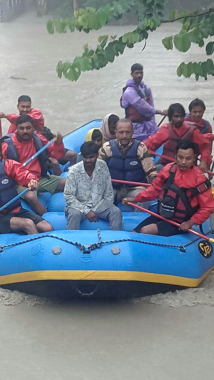 जिला प्रशासन ने.... बाढ़ में फसे 3 लोगों को राफ्ट से किया रेस्क्यू......