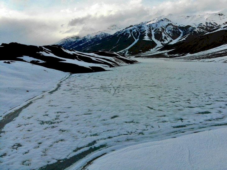 काजा चंद्रताल में फंसे हुए 300 लोगों को बचाने के लिए ...... राहत एवं बचाव कार्यों का संचालन कल प्रातः मौसम साफ होते ही किया जाए गा  बचाव दल लोसर के करीब पहुंचा......