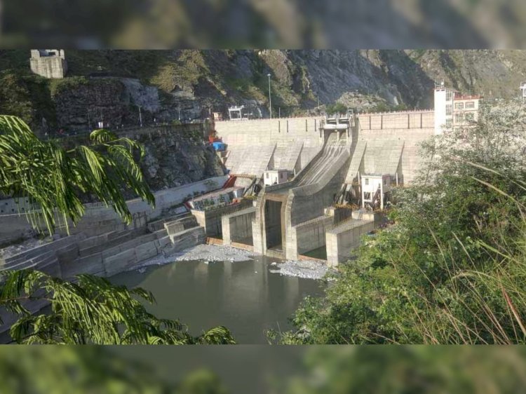 ढारा गिरने से ,,,,,नेपाली मूल के तीन लोगों की मलबे में दबने से मौत ,,,,,