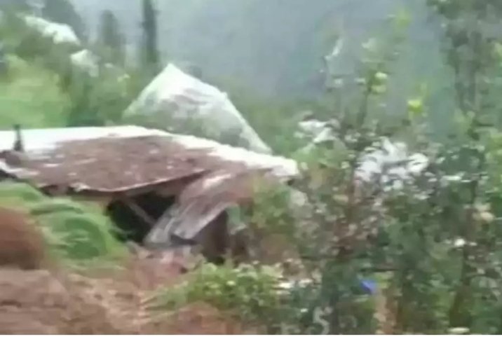 ढारा गिरने से ,,,,,नेपाली मूल के तीन लोगों की मलबे में दबने से मौत ,,,,,
