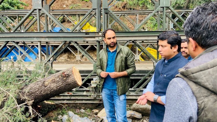 उपायुक्त ने किया ठियोग बैली ब्रिज और गिरी पेयजल योजना का किया निरीक्षण..... आगामी सेब सीजन के मद्देनजर नेरी पुल और माई पुल पर यातायात सुचारू रखने के दिए निर्देश......