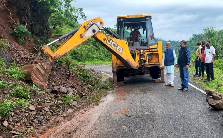 कठिन घड़ी में जनता को कोई परेशानी ना आए इसके लिए हम कटिबद्ध : कश्यप नुकसान का एसेसमेंट हो रहा है, जल्द सांसद निधि से दूंगा फंड .........
