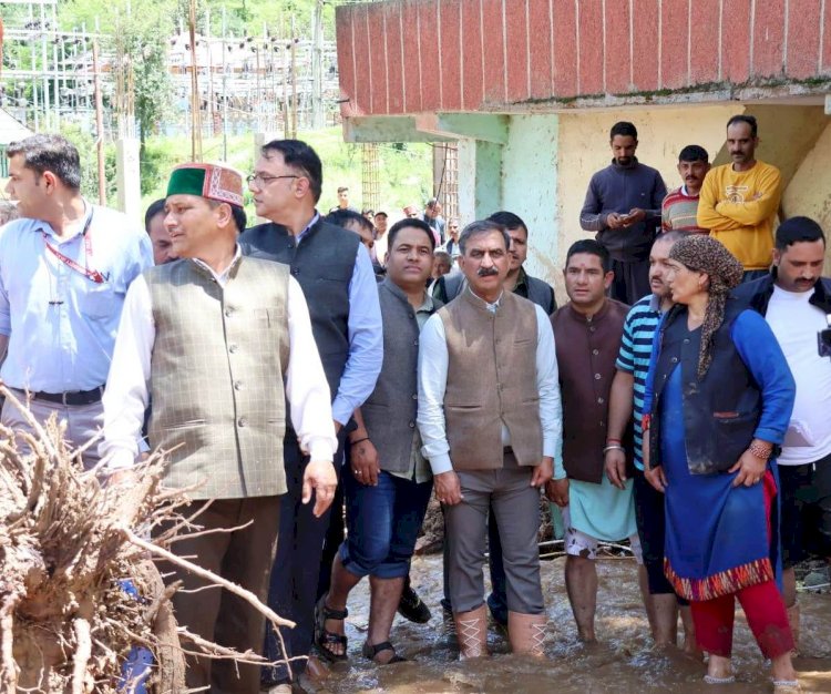 तबाही के मंजर के बीच से 65 हजार लोगों को सुरक्षित निकाल लाए मुख्यमंत्री.... पैर में दर्द के बावजूद तीन रात तक प्रभावित क्षेत्रों से की बचाव कार्यों की निगरानी.....