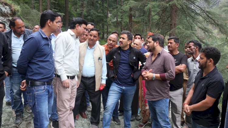 मंत्री विक्रमादित्य सिंह ने किया आपदा प्रभावित मनीकरण और सैंज घाटी का दौरा......सांसद प्रतिभा सिंह सहित अन्य अधिकारी कर्मचारी रहे मौजूद...