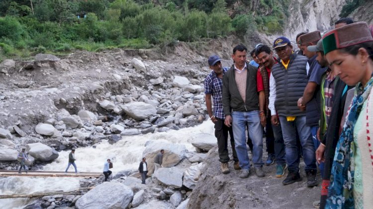 राजस्व मंत्री जगत सिंह नेगी ने किन्नौर जिला के ब्रुआ पंचायत में बाड़ से हुए नुकसान का लिया जायजा.......