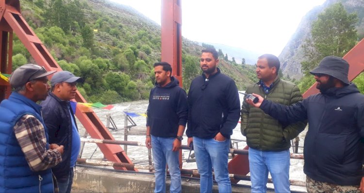 जोबरंग पुल का मुआयना......उपायुक्त लाहौल स्पीति राहुल कुमार ने   कहा पुल अभी सुरक्षित है खतरे की कोई बात नहीं है, ग्रामीण भयभीत ना हो .....