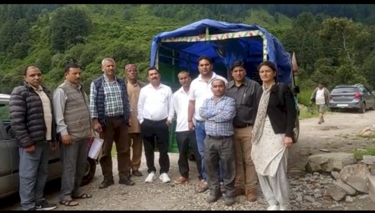 बड़ा भंगाल में फंसे हुए भेड़ पालकों को पहुँचाया राशन.... डीसी बोले: प्रत्येक प्रभावित वर्ग के सहयोग के लिए प्रशासन प्रयासरत.....