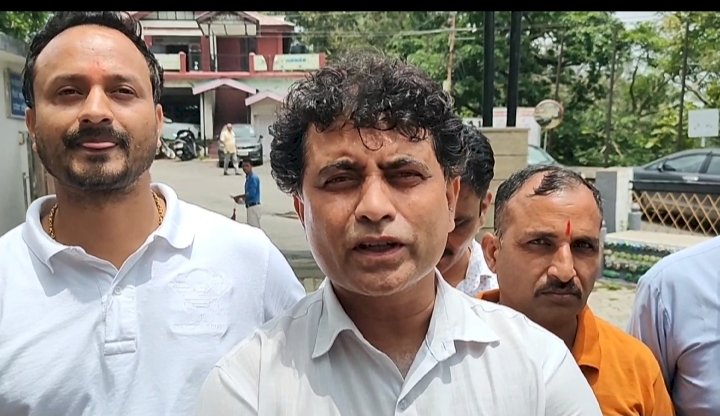 मनरेगा कार्यों में आ रही समस्या को लेकर करवाया अवगत ..... इस आपदा की घड़ी में लोगों को रोजगार के पड़े लाले पंचायत प्रधान यूनियन ने डीसी सिरमौर को सौंपा ज्ञापन......