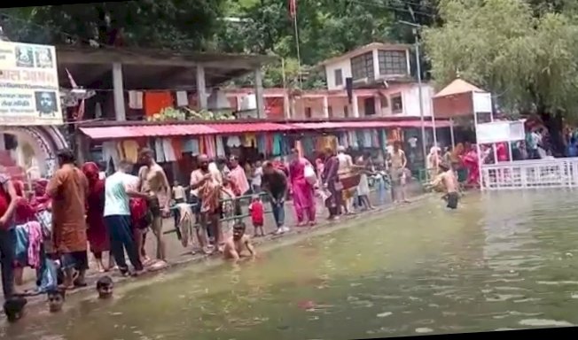सोमवती अमावस्या पर श्री रेणुकाजी झील में आस्था की डुबकी....... विपरीत मौसम में कई किलोमीटर पैदल चलकर रेणुकाजी पहुंचे हजारों श्रद्धालु