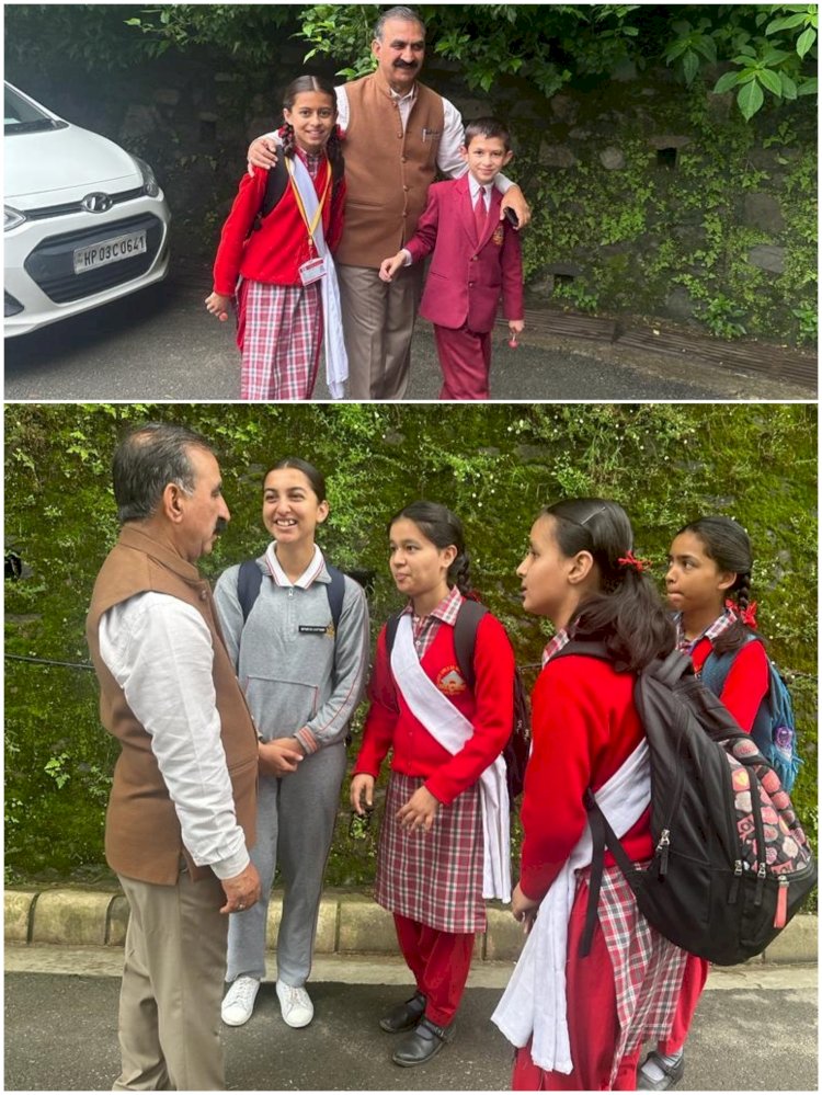 पैदल चले मुख्यमंत्री,छात्रों से पढाई के बारे में पूछा फिर सचिवालय पहुंचे.....