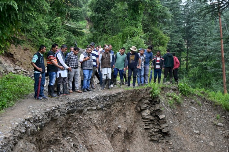 शिक्षा मंत्री ने ठियोग हाटकोटी सड़क पर आपदा का लिया जायजा.....