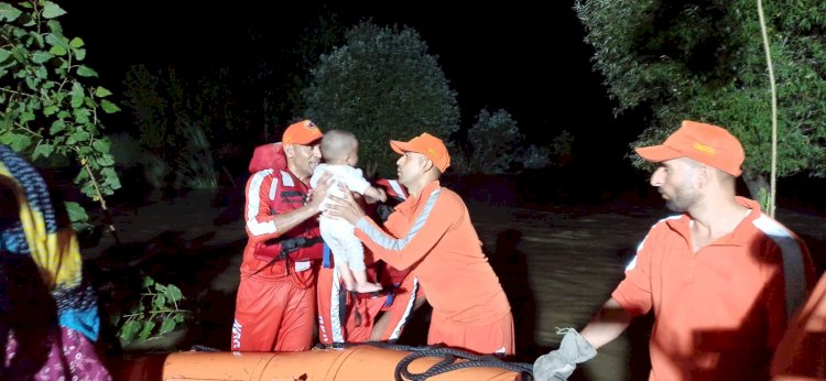 रेस्क्यू आपरेशन: ब्यास नदी फंसे 55 लोगों को सुरक्षित निकाला..... रात भर चला बचाव अभियान, एसडीएम डीएसपी टीम सहित डटे रहे....