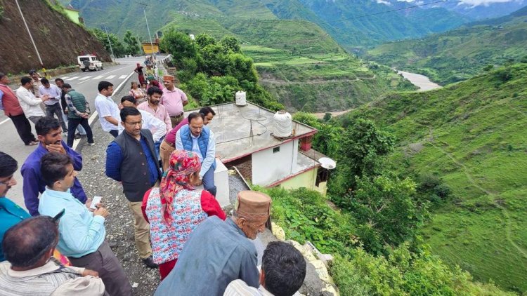 शिलाई क्षेत्र में बाढ़ पीड़ितों के जख्मों पर मरहम का काम कर गया हर्षवर्धन चैहान का दौरा